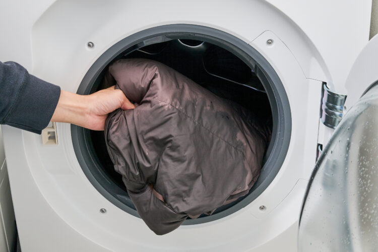 洗濯機で脱水する図