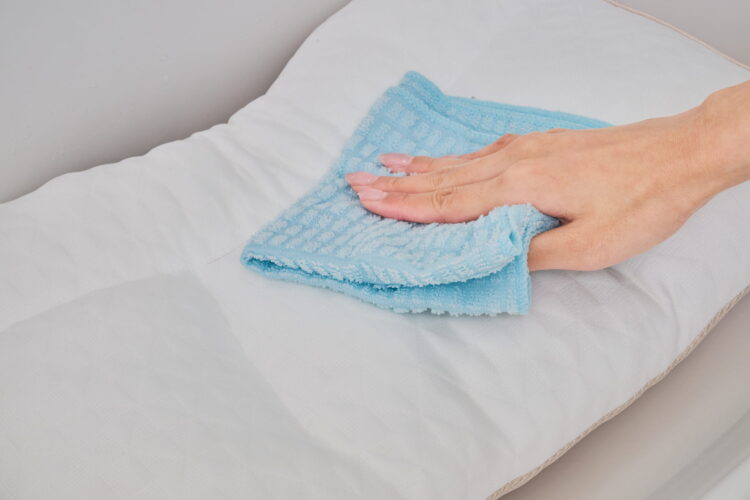 柔軟剤で仕上げ拭きする図