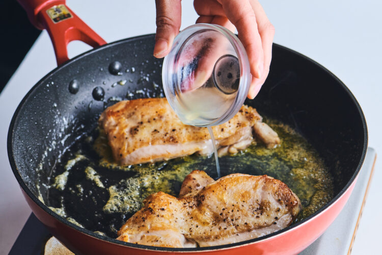 レモン果汁を入れてソースを作る