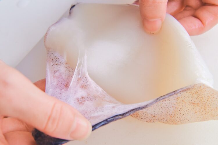 めくった部分を指でつまんで、胴の先端に向かって一気に引っ張る