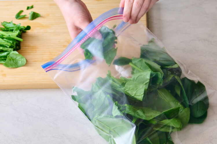 【時短】ほうれん草を生のまま冷凍保存する方法