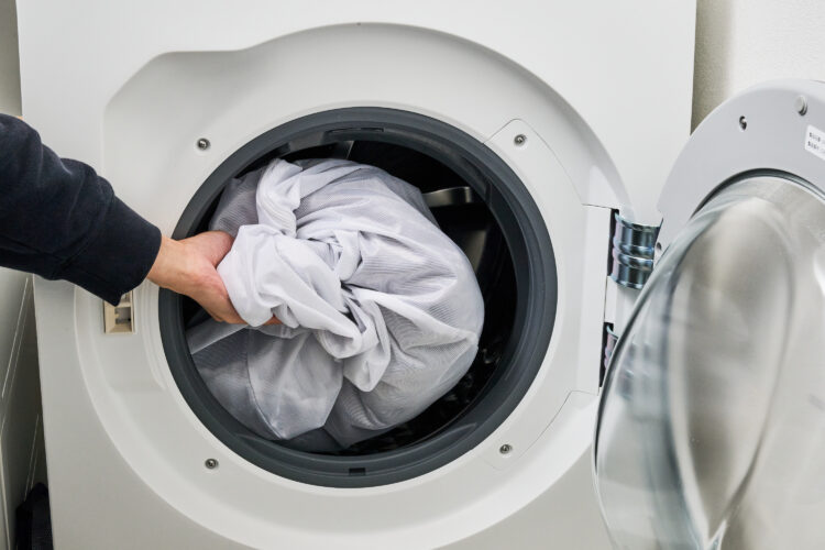 裏返してネットに入れ洗濯機に入れる図