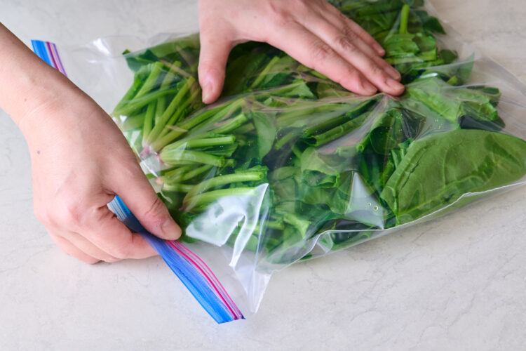 【時短】ほうれん草を生のまま冷凍保存する方法