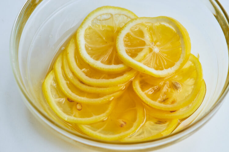 輪切りにしたレモンを耐熱皿に入れ、はちみつをかける