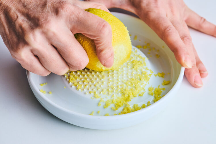 レモンの皮をすりおろす