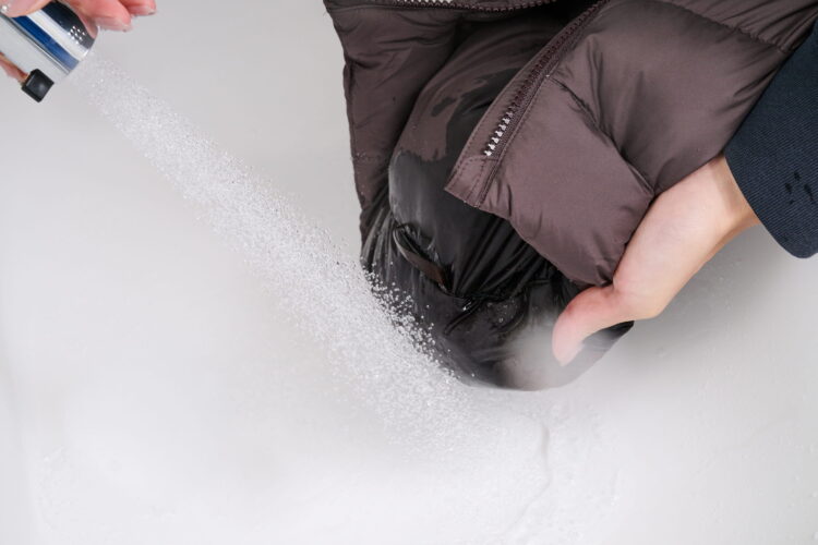 ダウンの首元をすすぐ図