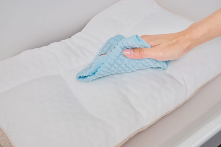 枕は家で洗える？洗い方や干し方、お手入れ方法を洗濯のプロが解説