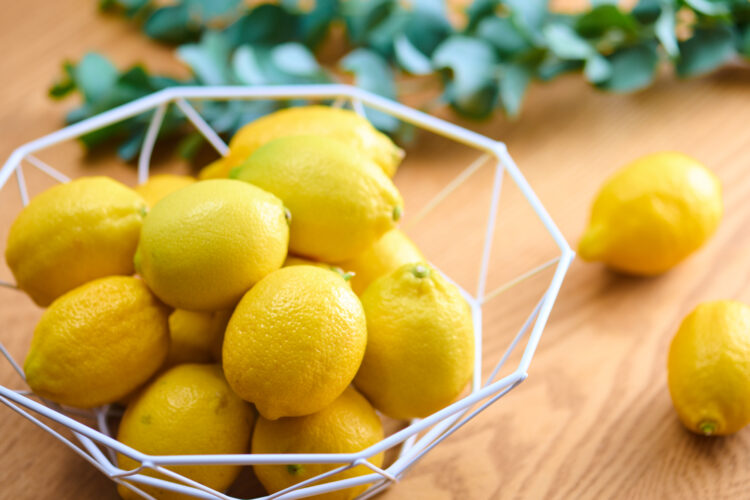 かごに入ったレモン