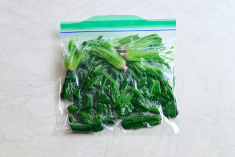 ほうれん草をゆでてから冷凍保存する方法