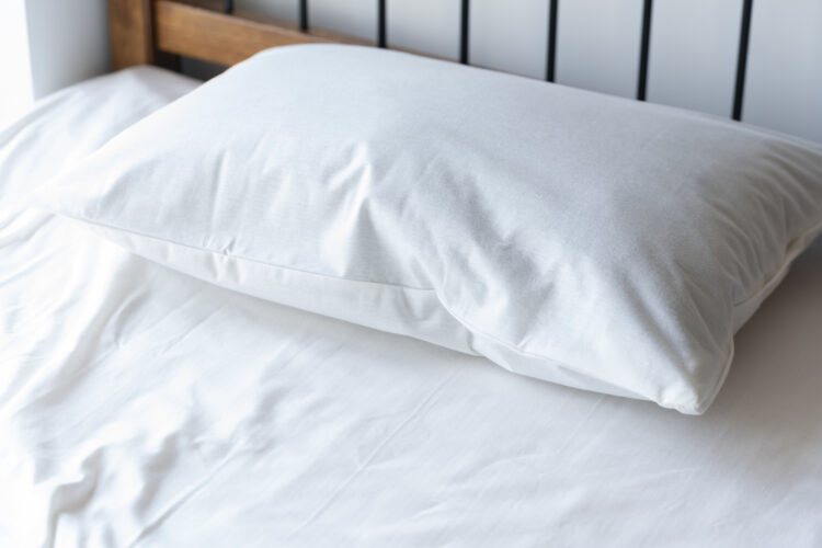 ベッドにおいてある枕の写真