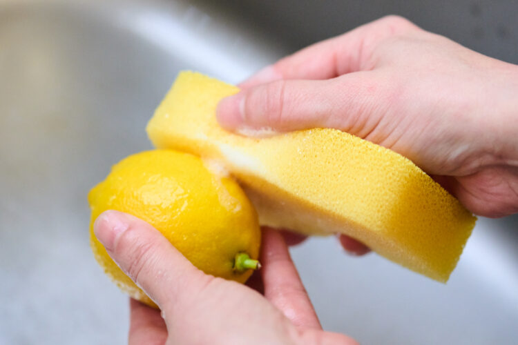 レモンの皮を洗う