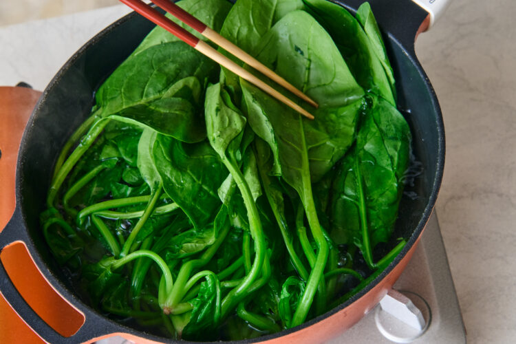 ほうれん草をゆでてから冷凍保存する方法