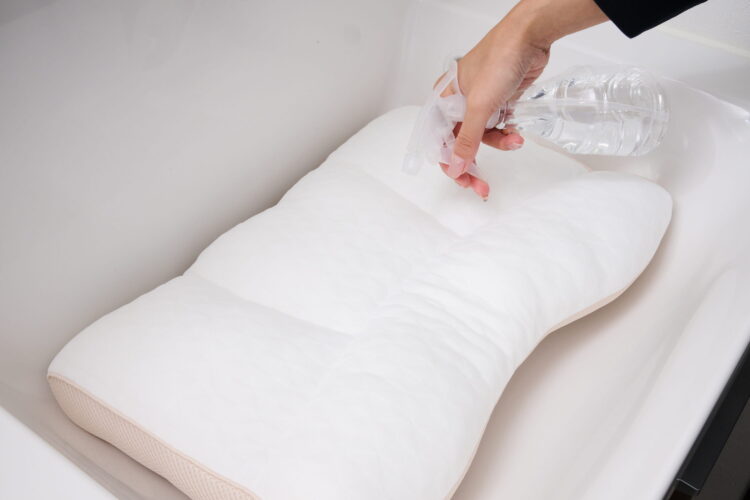 枕の表面に洗剤を吹きかける図