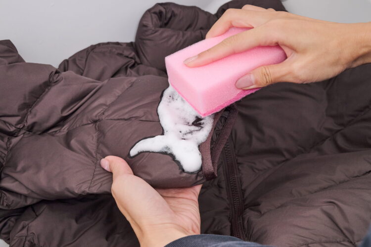 泡をのせてスポンジで擦る図