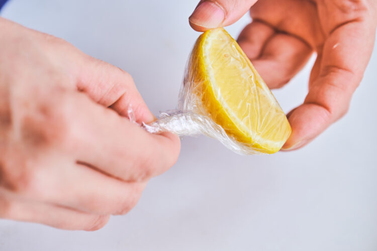 レモンにラップをする