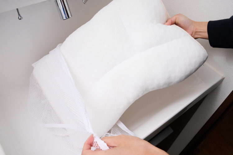 枕を洗濯ネットに入れる図