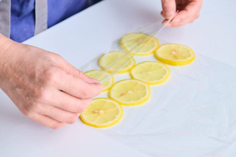 輪切りにしたレモンにラップをかける