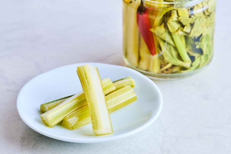 セロリの香りや食感を楽しむなら生食（サラダやピクルス）