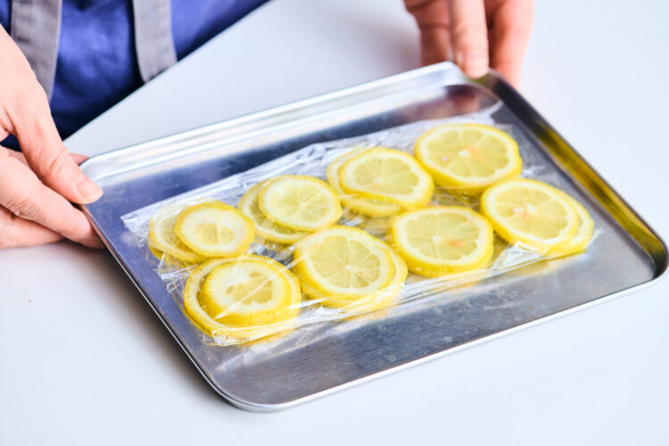 バットにのせたレモンを凍らせる