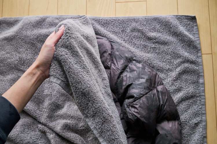 バスタオルにダウンを挟む図