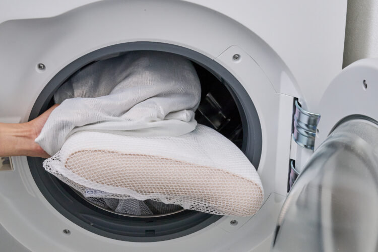 洗濯機に枕とタオルを入れる図