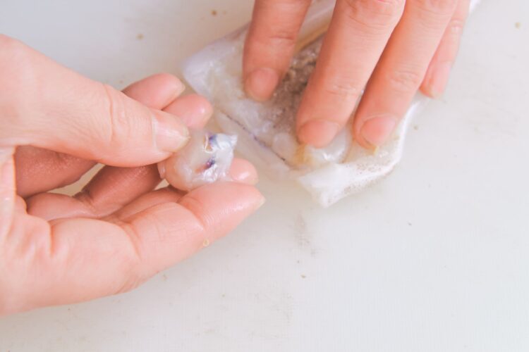 周りの肉を指で押すようにすると、くちばしが出てくる