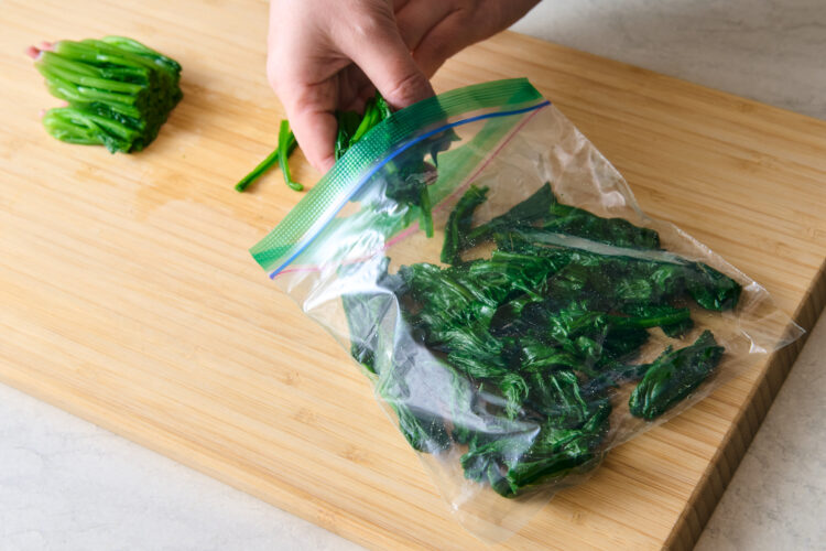 【基本】ほうれん草をゆでてから冷凍保存する方法