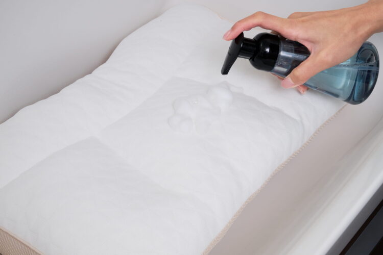 枕に泡をのせる図