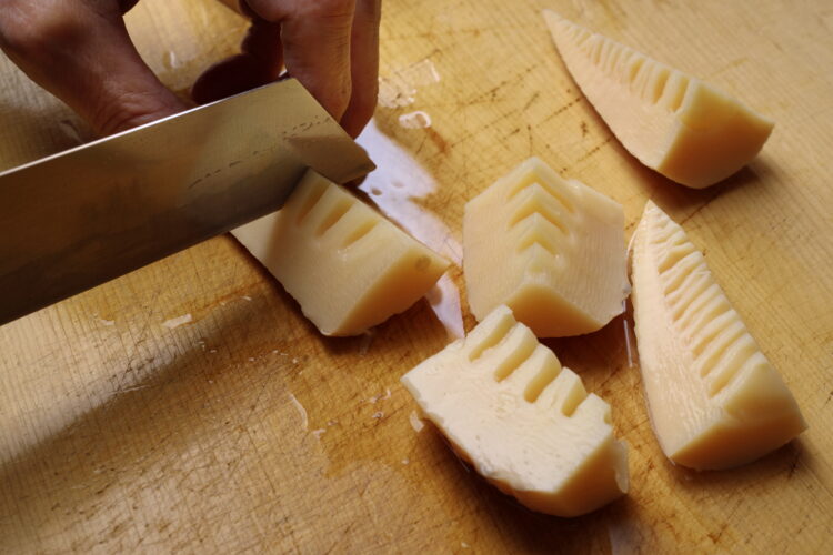 タケノコを切る。