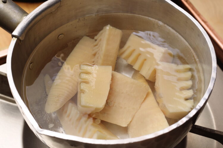 タケノコを茹でる