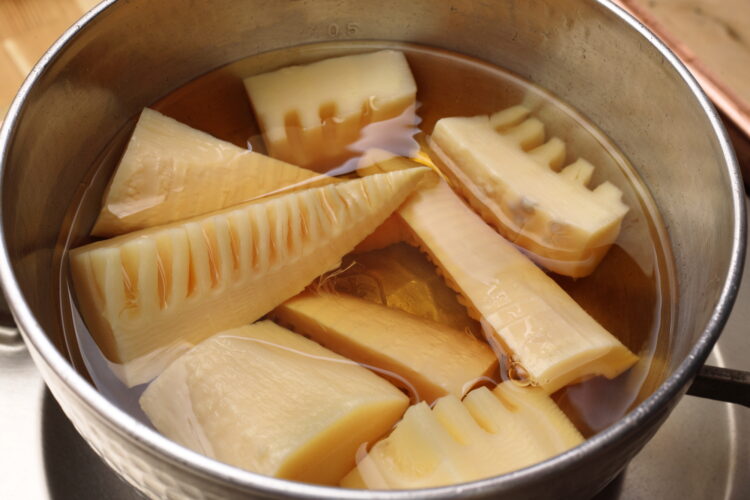 タケノコを煮る