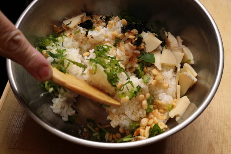 ご飯と具材を混ぜる