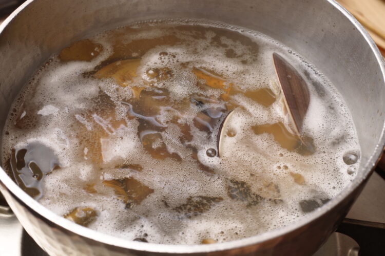 蛤に味付けする