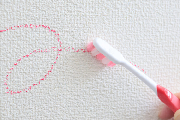 アルコールをつけた歯ブラシでやさしくかき出す