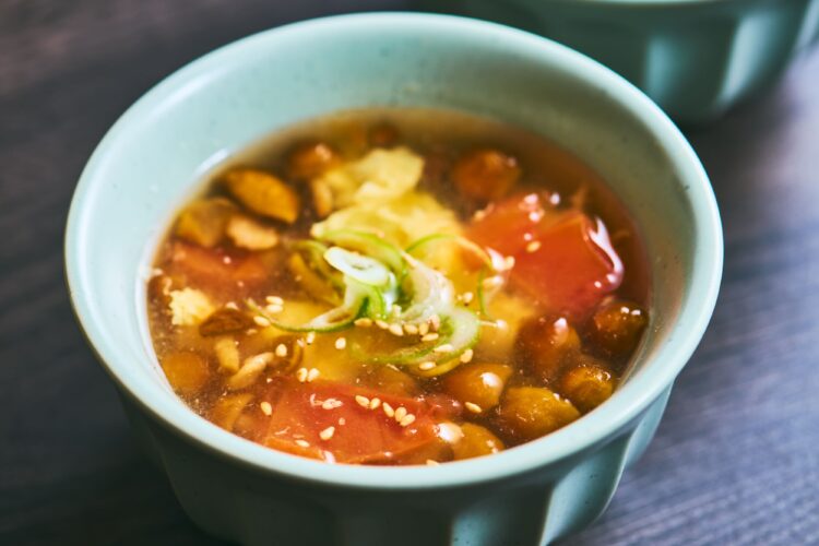 なめことトマトの卵中華スープの完成図