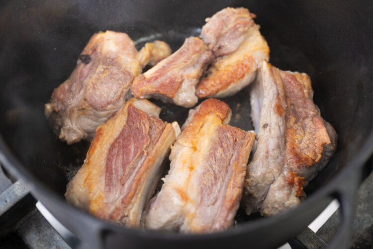 片面に焼き色がついたら、ひっくり返してもう片面も焼く