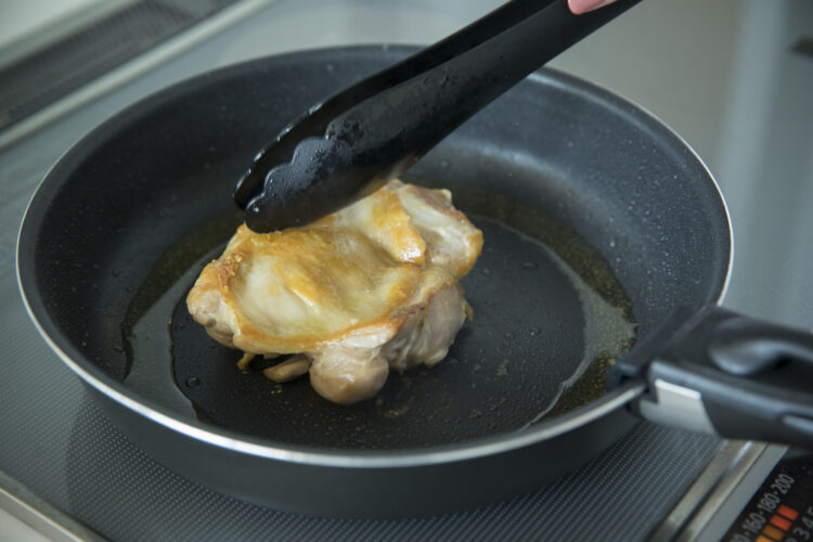 冷凍した鶏肉をおいしく調理するポイント