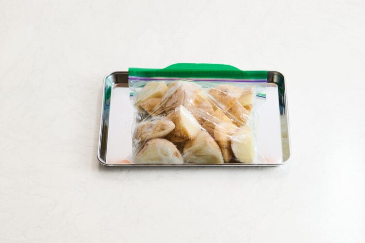 乱切りしたジャガイモの写真