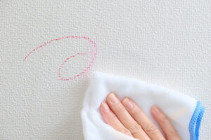 【壁紙の汚れの落とし方】汚れ別の効果的な方法と注意点を解説