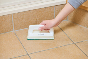 【玄関タイルの掃除方法】素材別の手順や黒ずみの落とし方
