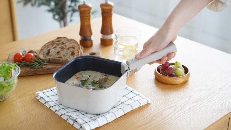 角型鍋をテーブルに出す様子