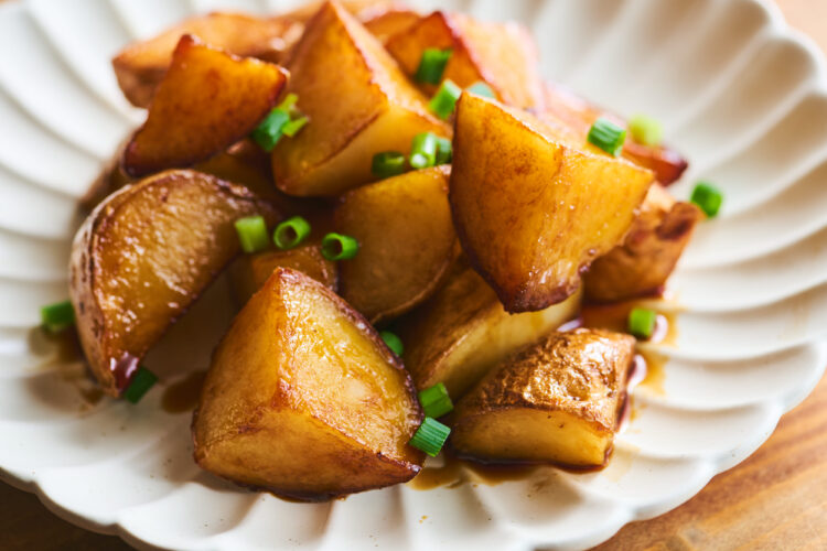 乱切りジャガイモの甘辛煮の写真