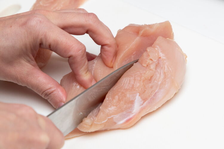鶏肉を一口大に切る