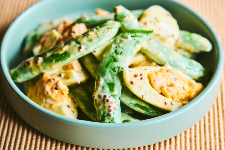 スナップエンドウとゆで卵のマヨサラダの完成図