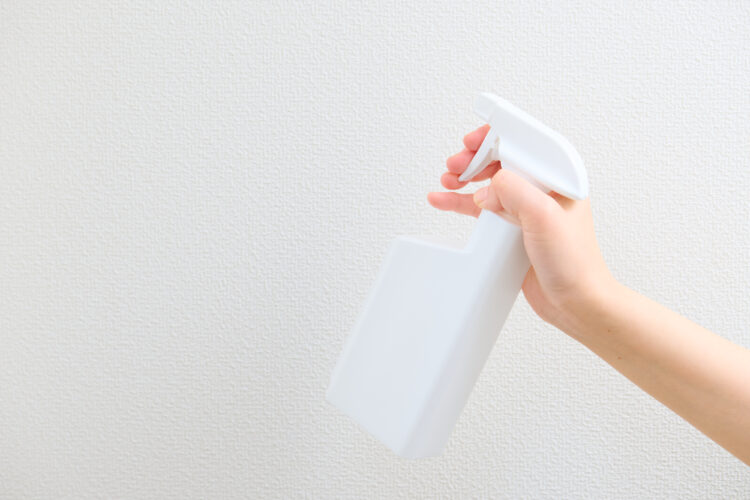 壁紙の黒ずみにアルカリ電解水を吹きかける