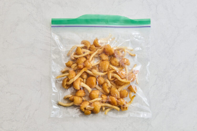 開封済みの袋入りなめこを保存する写真