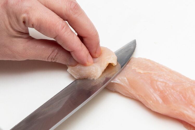 鶏肉を一口大に切る