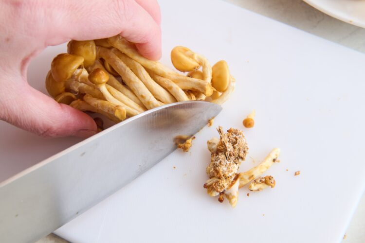 なめこの石づきを切り落とす写真