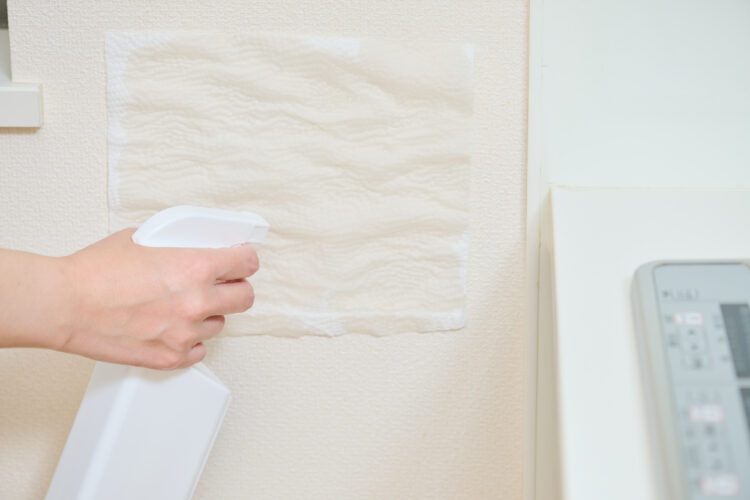 キッチンペーパーの上からアルカリ電解水をスプレーする