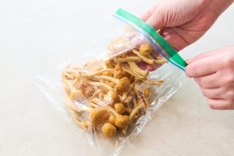 使いやすい量ずつチャック付き保存袋に入れる写真